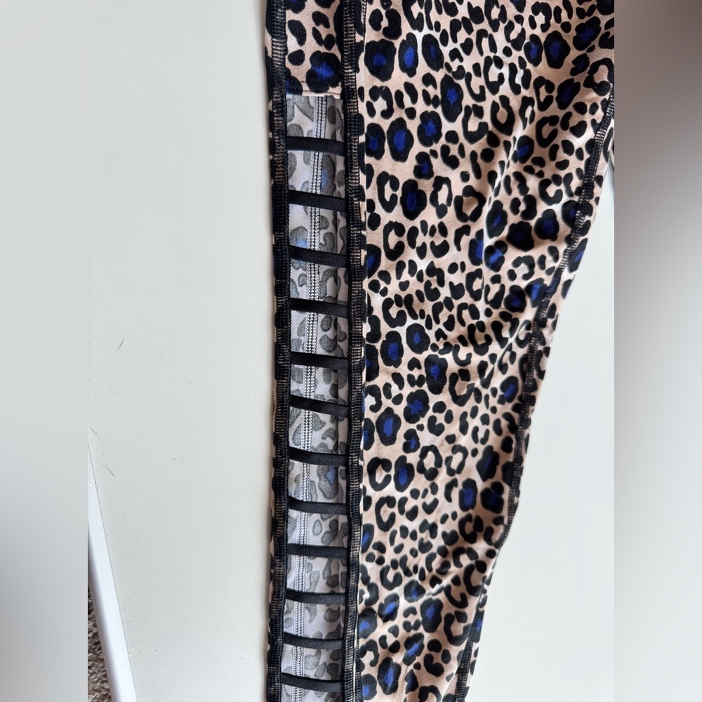 Victoria's Secret Sport animal print Leggings - Picture 2 of 7